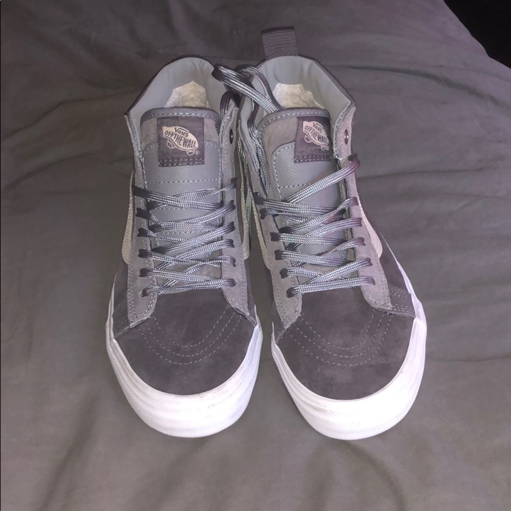 NWOT 8.5 UNISEX Grey suede with faux fur Vans